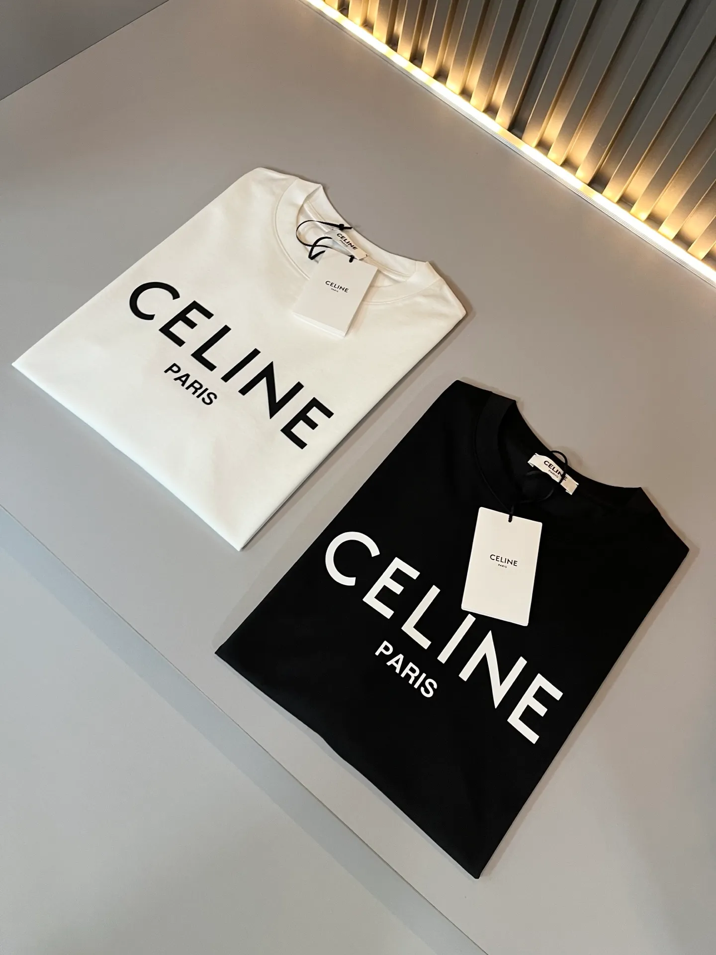 CELIN*Selin 2025 Spring and Summer New Arrival fashionable and casual round neck short-sleeved T-shirt, Classic men and women Same Style couple 👫 short-sleeved T-shirt! Trading company channels are rare and available on the official website simultaneously! The 25th early spring fashion New Arrival recommends that CE, which is increasingly embracing young new forces, not only retains Classic but also continuously incorporates youthful elements, which is really exciting! This latest short Tee for spring and summer is designed with Classic Logo heat transfer technology on the chest! The contrasting neckline design, which is simple yet high-end, is enough to highlight the new theme. The retro and fashionable style setting can suit all kinds of styles! The clear and three-dimensional details of the logo highlight the perfect appearance and texture! The 100% cotton fabric is custom-woven and comes in a super white color. Please hurry up and take it away! Size：s-xxl